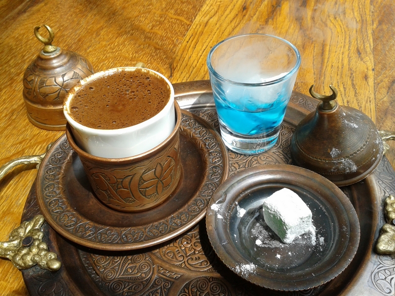 Kahvenin yanında gelen dumanlı su Makina İle halı Nasıl Yıkanır